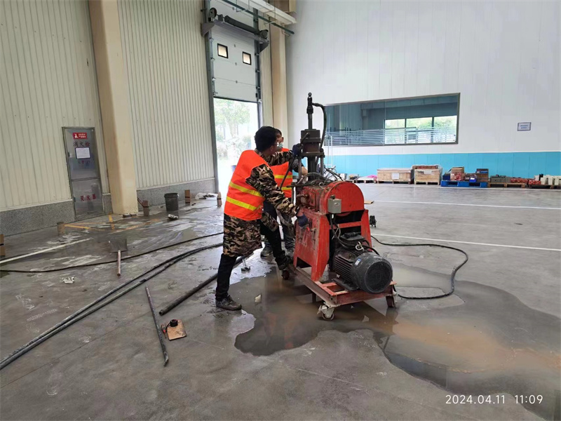 新兴镇厂房地面下沉塌陷注浆加固施工